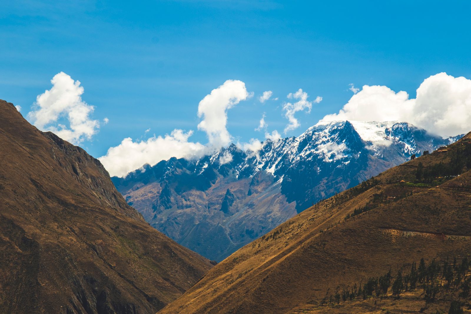 Vista de los Andes nevados camino a Soraypampa, inicio del Trek Salkantay