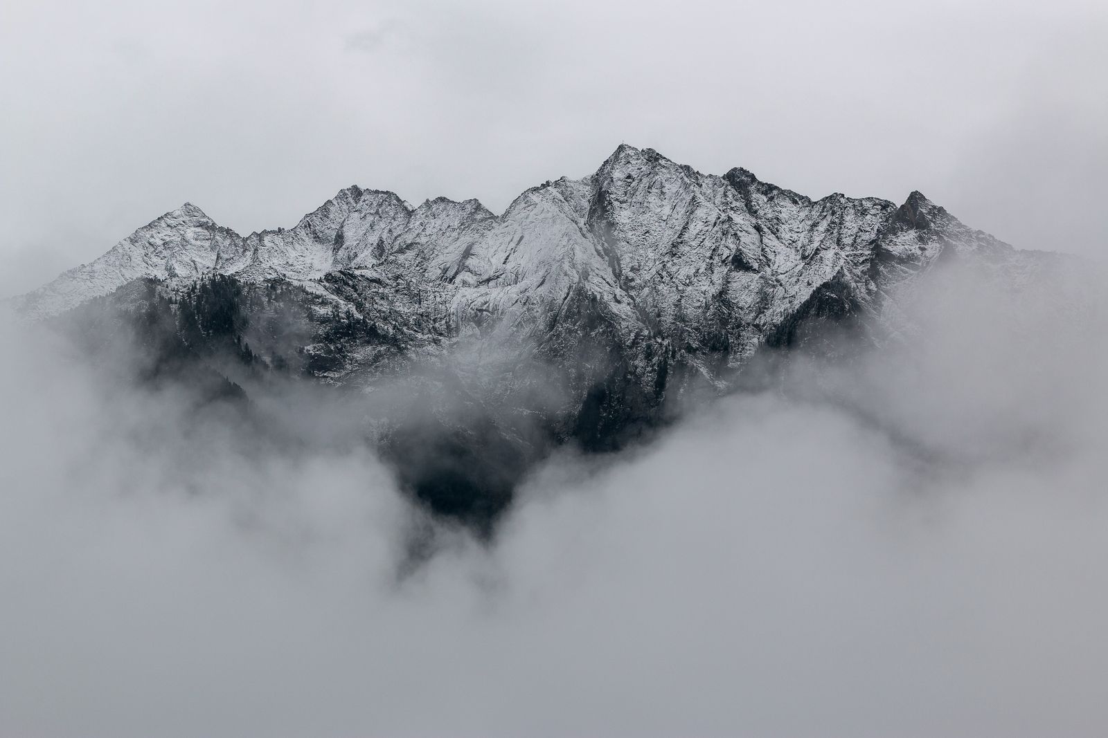 Montañas nevadas entre nubes en la ruta hacia Soraypampa