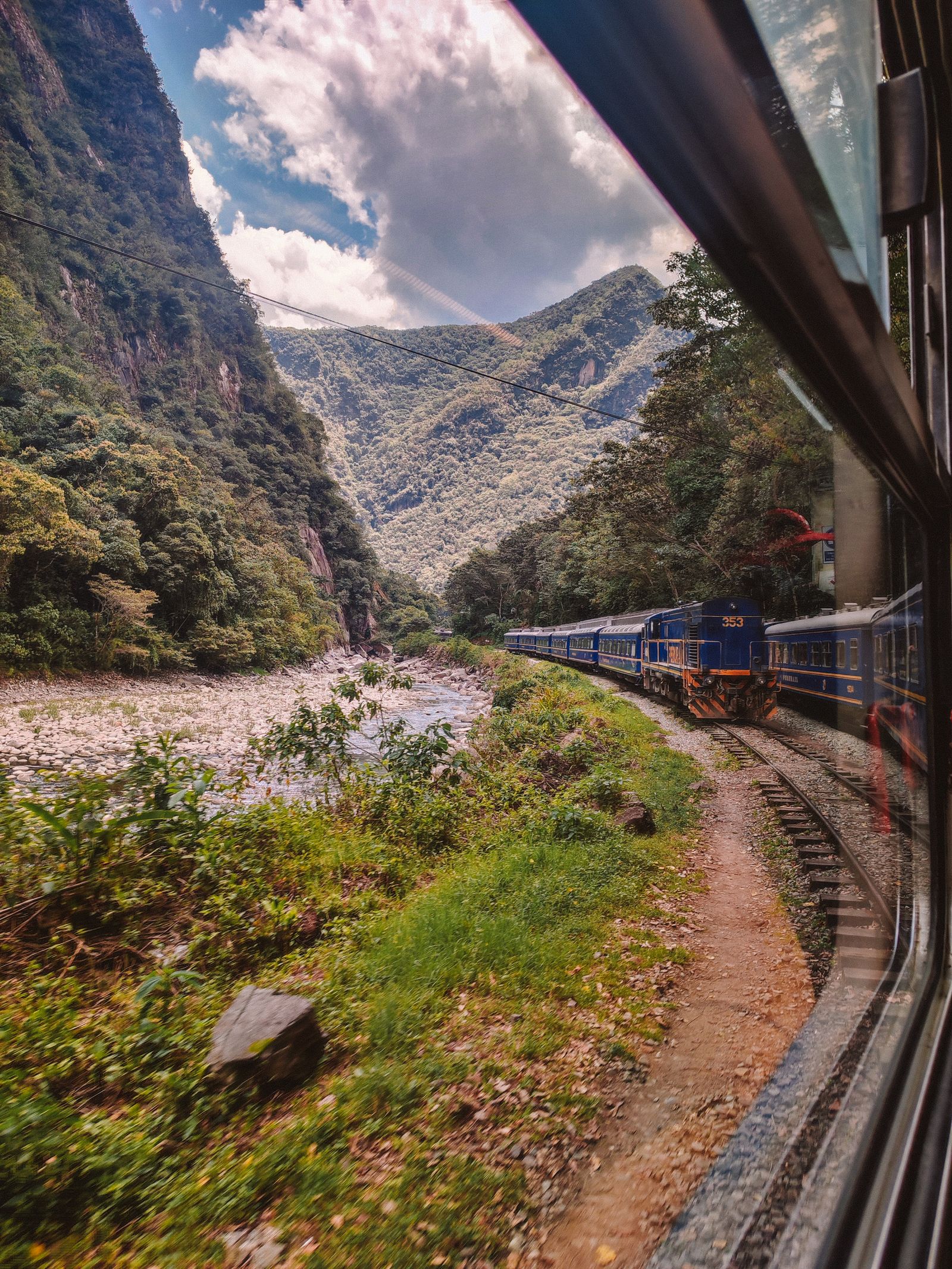 Tren turístico rumbo a Machu Picchu atravesando el valle