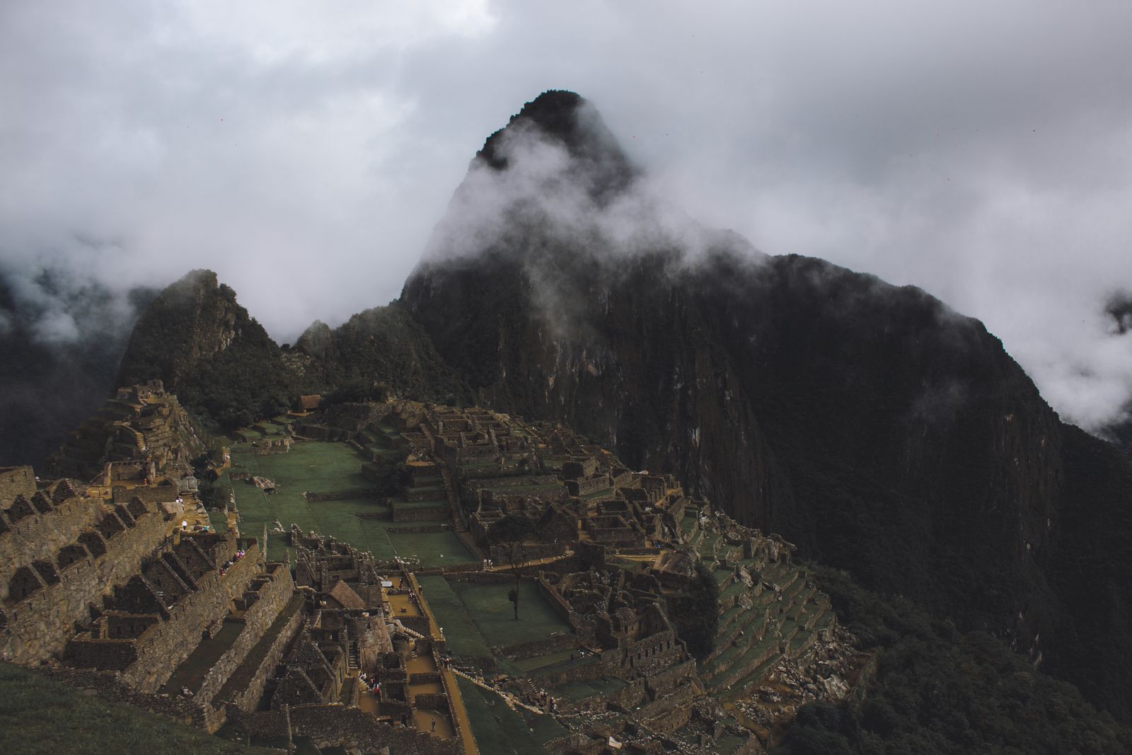 Ciudadela de Machu Picchu envuelta en niebla